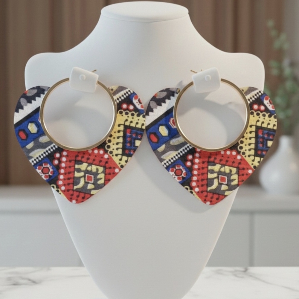 Ultra-lightweight wooden hoop earrings with a heart and African print. 6cm - Picture 3 of 7